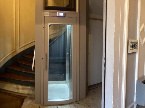 Ascenseur créé au centre d'un escalier ancien en colimaçon