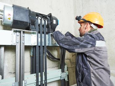 Opération de maintenance sur moteur d'ascenseur